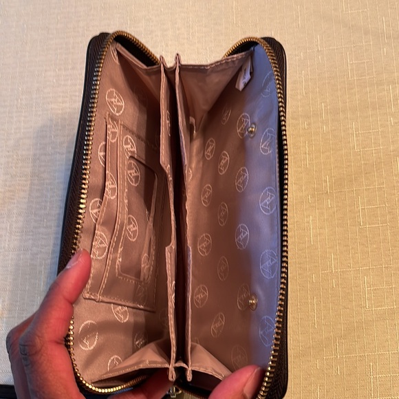 Adrienne Vittadini wristlet - Picture 4 of 4